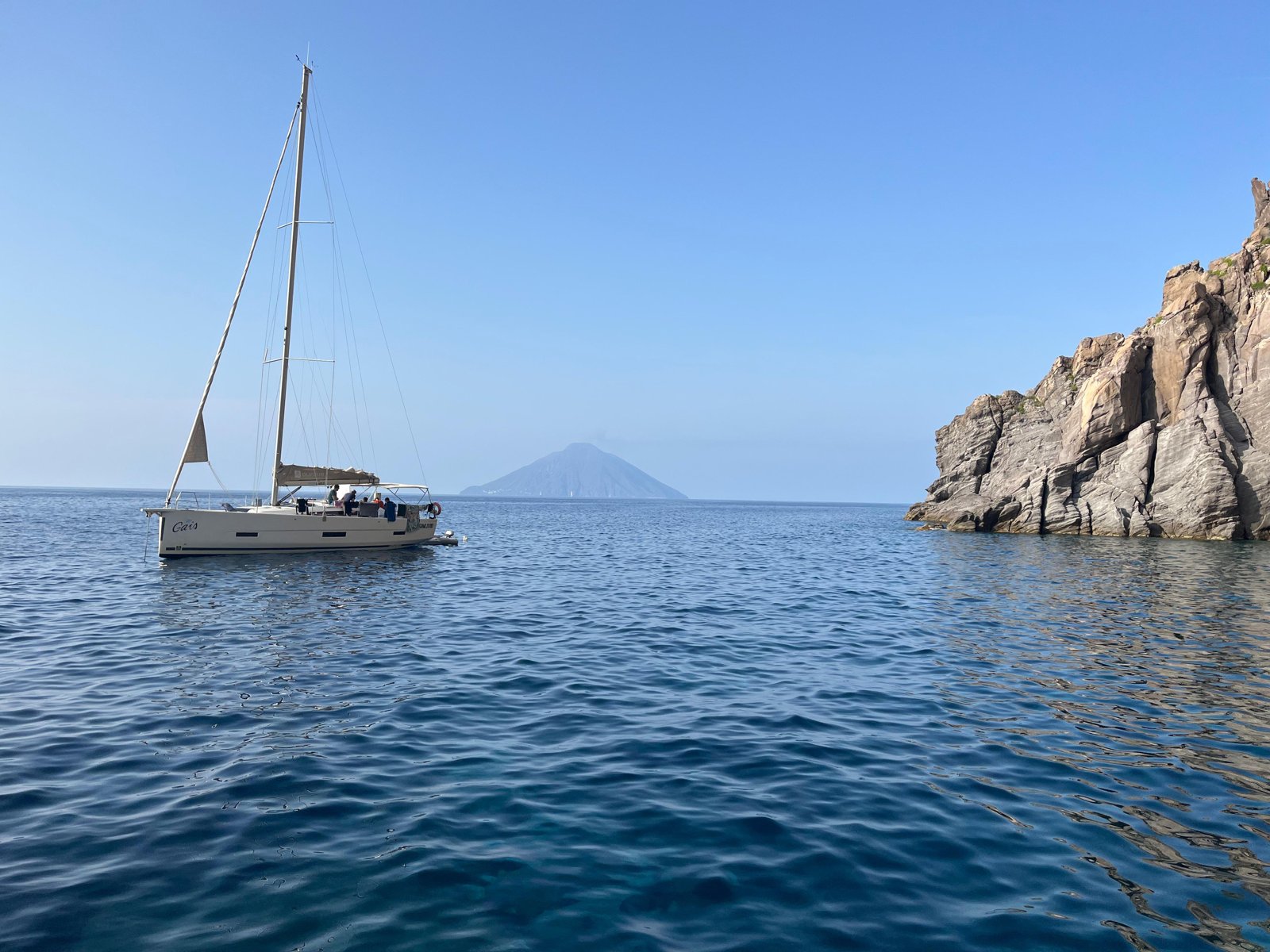 Äolische Inseln — Segelyacht vor dem Stromboli